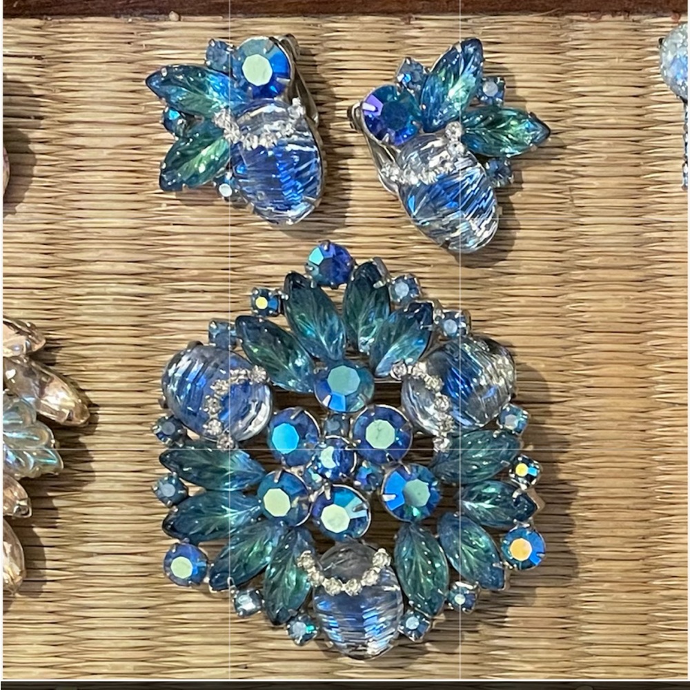 TV Juliana Molded Leaves Blue Greens + Micro DiamNecklaces On Rippled Stones